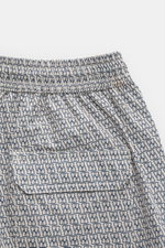 Nahaufnahme der Rückseite der 04651/ A trip in a bag Badeshorts 'Hansen' beige/navy gemustert mit elastischem Bund, Gesäßtasche und seitlichen Saumschlitzen.