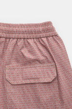 Vorderansicht der 04651/ A trip in a bag Badeshorts 'Hansen' taupe/rot gemustert mit elastischem Bund, Gesäßtasche, seitlichen Saumschlitzen, leichtem Microfaserstoff.