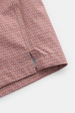 Nahaufnahme der seitlichen Saumschlitze der 04651/ A trip in a bag Badeshorts 'Hansen' taupe/rot gemustert aus leichter Microfaser mit Regular Fit.
