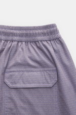 04651/ A trip in a bag Badeshorts 'Hansen' lavender/taupe gemustert, Rückansicht mit elastischem Bund, Gesäßtasche, leichter Microfaser, Regular Fit, Saumschlitze.