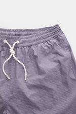04651/ A trip in a bag Badeshorts 'Hansen' lavender/taupe gemustert, Nahaufnahme von oben, elastischer Bund, Tunnelzug, leichte Microfaser, Regular Fit.