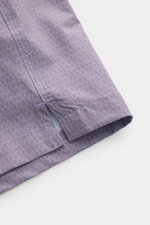 Nahaufnahme der 04651/ A trip in a bag Badeshorts 'Hansen' lavender/taupe gemustert, Detail Saumschlitz, hochwertiges Microfaser, Regular Fit.