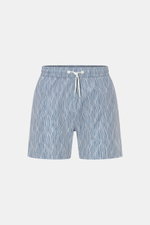 Frontale Nahaufnahme der 04651/ A trip in a bag Badeshorts 'Superkilen' rauchblau/weiß gemustert mit elastischem Bund, Tunnelzug und seitlichen Saumschlitzen. Sommerlicher Eyecatcher mit hochwertiger Microfaser, Regular Fit, Taschen in der Seitennaht, Ges