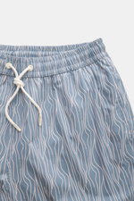 04651/ A trip in a bag Badeshorts 'Superkilen' rauchblau/weiß gemustert, Frontansicht, elastischer Bund mit Tunnelzug, Microfaser, Regular Fit, Taschen.