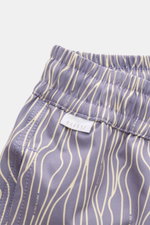 Nahaufnahme der 04651/ A trip in a bag Badeshorts 'Superkilen' lavender/pastellgelb gemustert, elastischer Bund, seitliche Nahttasche, leichter Griff, Regular Fit.
