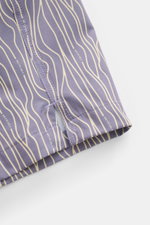 Nahaufnahme der seitlichen Saumschlitze der 04651/ A trip in a bag Badeshorts 'Superkilen' lavender/pastellgelb gemustert mit leichtem, hochwertigem Microfaserstoff.