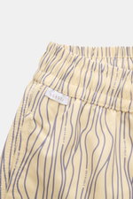 04651/ A trip in a bag Badeshorts 'Superkilen' pastellgelb/lavender gemustert, Detailansicht Bund und Tasche, Microfaser, Regular Fit, elastisch, leicht.