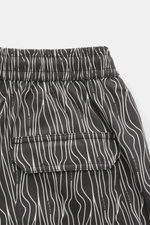 04651/ A trip in a bag Badeshorts 'Superkilen' schwarz/weiß gemustert, Detailaufnahme Rückseite mit elastischem Bund, Tasche mit Klettverschluss, leichtes Microfaser-Material, Regular Fit, Mesh-Innenfutter, seitliche Saumschlitze. Sommerlicher Eyecatcher 