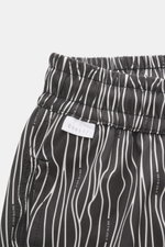 04651/ A trip in a bag Badeshorts 'Superkilen' schwarz/weiß gemustert, Frontdetail mit elastischem Bund, Taschen, leichter Microfaserstoff.