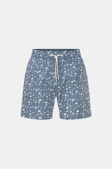 Frontansicht der 04651/ A trip in a bag Badeshorts 'Seaside' rauchblau/creme gemustert mit elastischem Bund, Tunnelzug, Taschen und Mesh-Innenfutter.