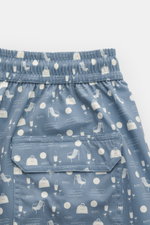 04651/ A trip in a bag Badeshorts "Seaside" rauchblau/creme gemustert, Detailansicht Rückseite mit elastischem Bund, Gesäßtasche mit Klettverschluss, Regular Fit, Microfaser, leichter Griff, Saumschlitze, Mesh-Innenfutter.