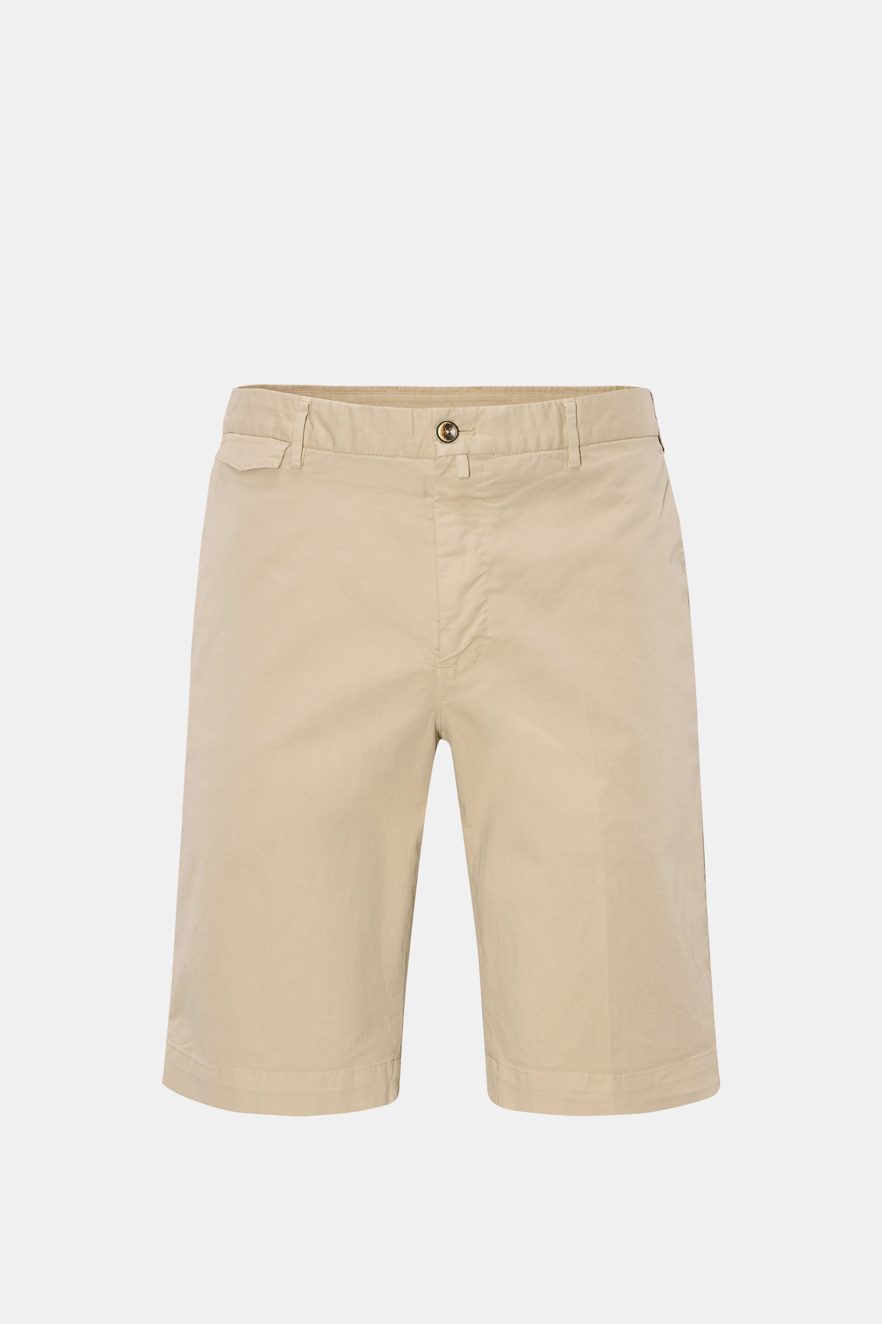 PT Torino Bermudas beige, Frontansicht, Twill aus reiner Baumwolle, griffige, leicht elastische Qualität, garment dyed, Regular Fit, Reißverschluss und Bundknöpfe, französische Taschen, kleine Uhrentasche mit Patte, paspelierte Gesäßtaschen mit Knopf.