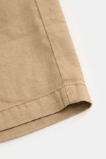 Nahaufnahme der unteren Kante der Marco Pescarolo Bermudas 'Cenito' beige, aus elastischem Leinen-Lyocell-Mix mit weichem Griff.