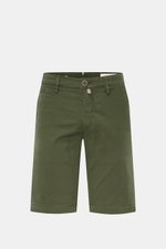 Front view of Jacob Cohen Bermudas 'Bob' green shorts, slim fit with a low waist, button fly, French pockets, small watch pocket, back pockets with buttons, and leather patch. Made of soft, stretchy, garment-dyed cotton with a fine twill texture. Summer a