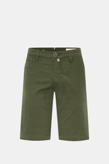 Front view of Jacob Cohen Bermudas 'Bob' green shorts, slim fit with a low waist, button fly, French pockets, small watch pocket, back pockets with buttons, and leather patch. Made of soft, stretchy, garment-dyed cotton with a fine twill texture. Summer a