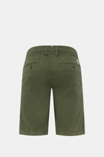 Jacob Cohen Bermudas 'Bob' green shown from the back, slim fit, low waist, garment-dyed elasticated cotton shorts with button fly, French pockets, watch pocket, back pockets with buttons, and leather patch. Summer as it should be: The Bermudas 'Bob' by JA