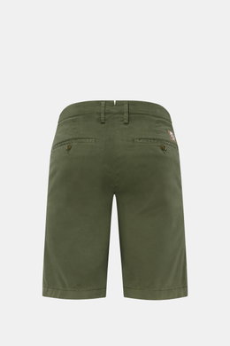Jacob Cohen Bermudas 'Bob' green shown from the back, slim fit, low waist, garment-dyed elasticated cotton shorts with button fly, French pockets, watch pocket, back pockets with buttons, and leather patch. Summer as it should be: The Bermudas 'Bob' by JA