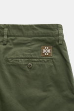 Close-up back view of Jacob Cohen Bermudas 'Bob' green shorts showing slim fit, garment-dyed soft cotton with leather patch, button fly, and pockets. Summer as it should be: The Bermudas 'Bob' by JACOB COHEN combine a casual garment-dyed design with the c