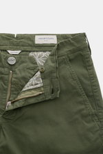 Close-up front view of Jacob Cohen Bermudas 'Bob' green shorts with open button fly, elasticated cotton, French pockets, and branded leather patch.

Description: <p>Summer as it should be: The Bermudas 'Bob' by JACOB COHEN combine a casual garment-dyed de