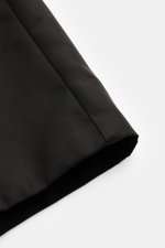 Nahaufnahme der Ami Paris Shorts schwarz, Popeline aus Nylon, glatter Griff, Regular Fit, elastischer Bund mit Tunnelzug, Detailansicht vom Saum.