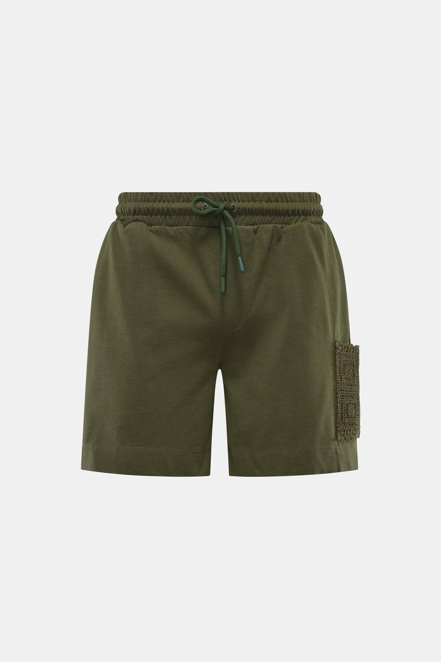 Ché Sweat-Shorts „Inigo“ dark olive, frontale Nahaufnahme, aus reiner Baumwolle, Regular Fit, mit Tunnelzugbund, seitlichen Taschen und aufgesetzter Häkel-Tasche.
