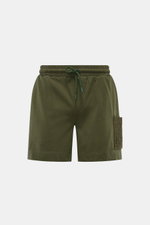 Ché Sweat-Shorts „Inigo“ dark olive, frontale Nahaufnahme, aus reiner Baumwolle, Regular Fit, mit Tunnelzugbund, seitlichen Taschen und aufgesetzter Häkel-Tasche.