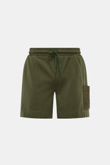 Ché Sweat-Shorts „Inigo“ dark olive, frontale Nahaufnahme, aus reiner Baumwolle, Regular Fit, mit Tunnelzugbund, seitlichen Taschen und aufgesetzter Häkel-Tasche.