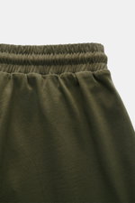Ché Sweat-Shorts "Inigo" dark olive, Nahaufnahme von oben, elastischer Bund mit Tunnelzug, reine Baumwolle, weicher Griff, Regular Fit, Häkel-Tasche.