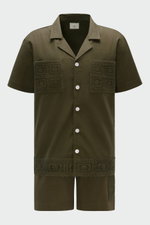 Ché Sweat-Shorts 'Inigo' dark olive, frontale Nahaufnahme, Regular Fit, reine Baumwolle, weicher Griff, regulierbarer Bund mit Tunnelzug, seitliche Taschen, aufgesetzte Häkel-Tasche als sommerliche Lässigkeit.
