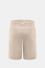 Rückansicht der Ché Leinenshorts 'Nevis' beige aus reinem Leinen mit Regular Fit, französischen und Leistentaschen, Reißverschluss, Bundknopf und Grosgrain-Detail.