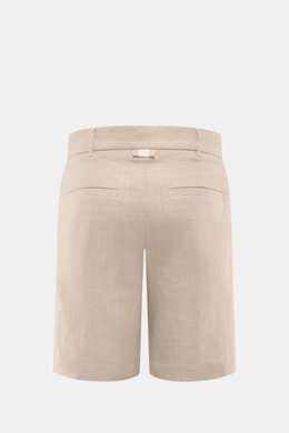 Rückansicht der Ché Leinenshorts 'Nevis' beige aus reinem Leinen mit Regular Fit, französischen und Leistentaschen, Reißverschluss, Bundknopf und Grosgrain-Detail.