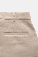Nahaufnahme der Rückseite der Ché Leinenshorts 'Nevis' beige aus reinem Leinen, Regular Fit mit Leistentasche und Gürtelriegel.