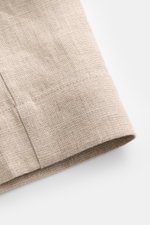 Nahaufnahme der Ché Leinenshorts 'Nevis' beige, fotografiert von schräg oben, zeigt die strukturierte Leinenoberfläche und feine Naht.