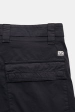 C.P. Company Cargo-Bermudas navy, Detailaufnahme von hinten oben, Utility-Ästhetik, Baumwolle-Microfaser, Cargo- und Gesäßtasche mit Patte, Label-Linsendetail.