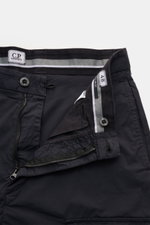 C.P. Company Cargo-Bermudas navy in Nahaufnahme von innen mit geöffnetem Reißverschluss, Bundknopf, Baumwoll-Microfaser-Mix, Regular Fit, Cargo- und Gesäßtasche.