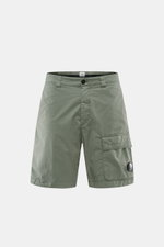 C.P. Company Cargo-Bermudas graugrün in Frontansicht, Utility-Ästhetik, Baumwoll-Microfaser-Mix, Regular Fit, Cargo- und Gesäßtasche, Reißverschluss und Bundknopf.