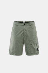 C.P. Company Cargo-Bermudas graugrün in Frontansicht, Utility-Ästhetik, Baumwoll-Microfaser-Mix, Regular Fit, Cargo- und Gesäßtasche, Reißverschluss und Bundknopf.