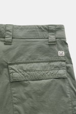 C.P. Company Cargo-Bermudas graugrün, Detailaufnahme von hinten oben, Utility-Ästhetik, Baumwolle-Microfaser, Cargo- und Gesäßtasche mit Patte.