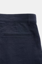 Rückansicht der Percival Leinenshorts navy aus reinem Leinen mit französischer Tasche, Bundfalte und paspelierter Gesäßtasche, Regular Fit.