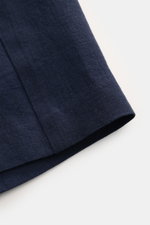 Nahaufnahme der Percival Leinenshorts navy aus reinem, luftigem Leinen mit typischer Struktur, Regular Fit und einfacher Bundfalte.