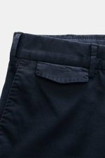 Nahaufnahme der PT Torino Bermudas navy aus geschmeidiger Baumwolle, seitliche Perspektive zeigt Bund, Reißverschluss, Knopf, französische Taschen, Uhrentasche mit Patte und Gesäßtaschen mit Knopf, Regular Fit mit hoher Bundhöhe.