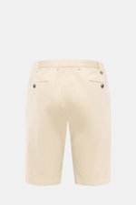 PT Torino Bermudas creme rückseitig fotografiert, aus geschmeidiger Baumwolle mit Knöpfen, Uhrentasche, hoher Bundhöhe, Regular Fit.