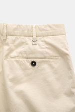 PT Torino Bermudas creme, Rückansicht nah, geschmeidige Baumwolle, Regular Fit, hohe Bundhöhe, französische Taschen, Knopf-Gesäßtaschen.