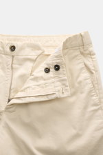 PT Torino Bermudas creme aus geschmeidiger Baumwolle, Regular Fit, hohe Bundhöhe, Reißverschluss, Bundknopf, französische Taschen, Uhrentasche, Gesäßtaschen, Detailaufnahme von vorne.