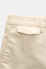 PT Torino Bermudas creme in Nahaufnahme von hinten, geschmeidige Baumwolle, hohe Bundhöhe, Gesäßtasche mit Knopf, elegante Sommer-Shorts.