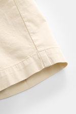 PT Torino Bermudas creme aus geschmeidiger Baumwolle, Detailaufnahme des Saums, seitliche Perspektive, Regular Fit, hohe Bundhöhe, leichte Elastizität.