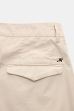 Mason's Shorts 'Torino' sand, Rückansicht mit Gesäßtasche, feiner Baumwolltwill, elastisch, Regular Fit, Saumaufschlag und M-Weblabel.