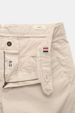 Mason's Shorts 'Torino' sand im Detail von vorne mit geöffnetem Reißverschluss, elastischem Baumwolltwill, Bundknopf, französischen Taschen, kleinem Weblabel.
