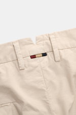 Nahaufnahme der Rückseite der Mason's Shorts 'Torino' sand aus elastischer Baumwolle mit fixiertem Saumaufschlag und kleinem Weblabel.