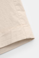 Nahaufnahme der fixierten Saumaufschläge der Mason's Shorts 'Torino' sand aus elastischer Baumwolle mit feinem Baumwolltwill.